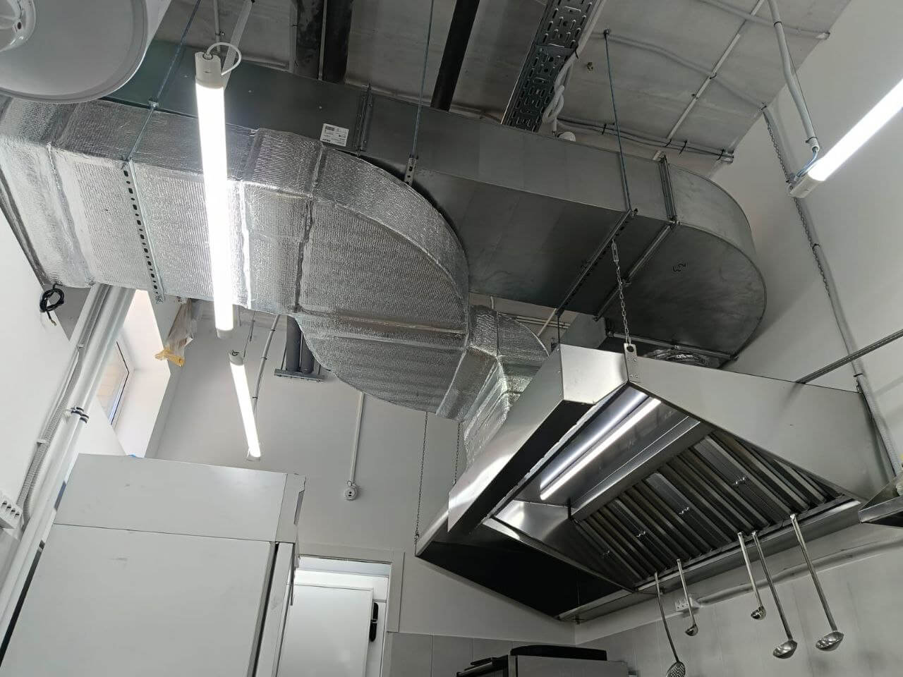 Регулярная чистка зонтов и воздуховодов организаций общепита - основа гигиены и пожарной безопасности